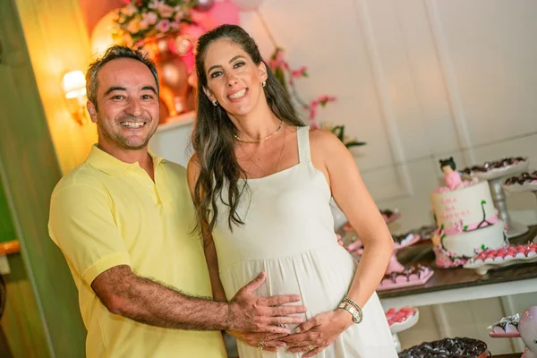 Juliana e Tiago Yamamoto fazem chá de bebê para a primeira filha