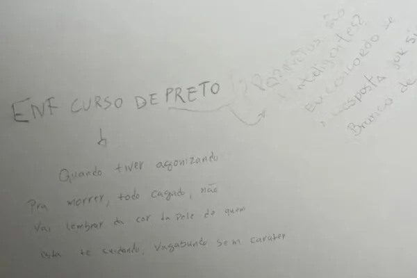 Imagem colorida de pichação racista em banheiro da Unesp de Botucatu. Metrópoles