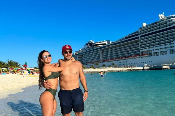 João Bosco, da dupla com Vinícius, curte Carnaval com noiva em Bahamas