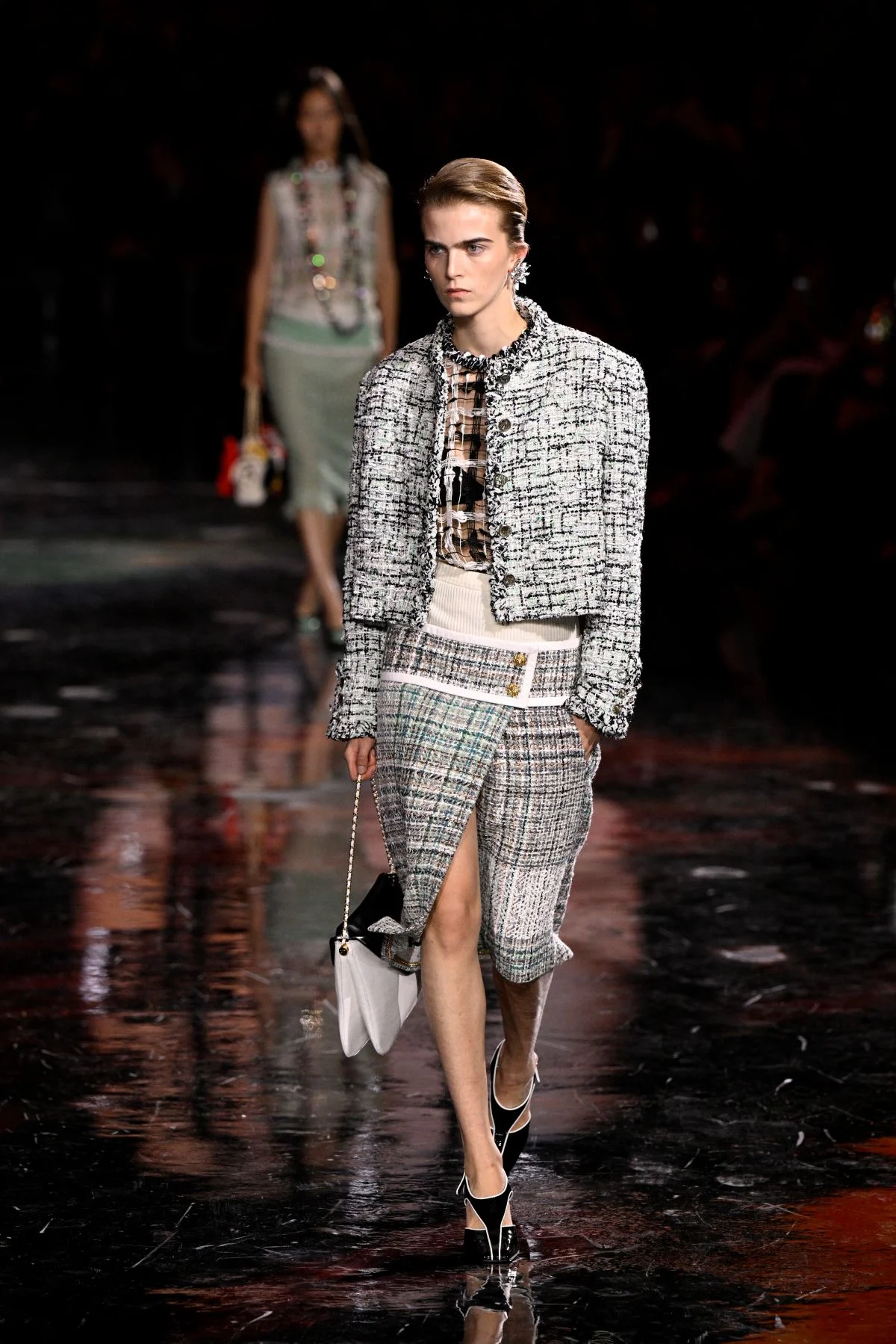 Coco Chanel usou ternos masculinos como inspiração para modelar os clássicos tailleurs femininos no início da maison Coco Chanel usou ternos masculinos como inspiração para modelar os clássicos tailleurs femininos no início da maison
