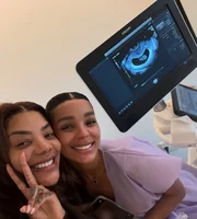 Ludmilla e Brunna Gonçalves posam ao lado da tela com o ultrassom de Zuri Ludmilla e Brunna Gonçalves posam ao lado da tela com o ultrassom de Zuri