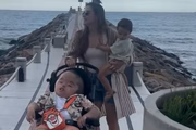 Bruna Massa, nora do Ratinho, posa com os dois filhos