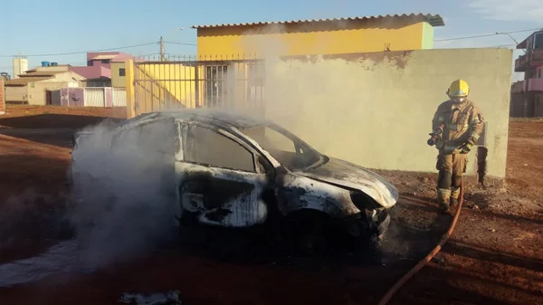 Veículo roubado é incendiado no DF. Bombeiros apagaram as chamas