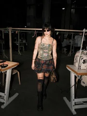 Coturno e estampa xadrez trazem referências punk para o look de Ana Shumiski Coturno e estampa xadrez trazem referências punk para o look de Ana Shumiski