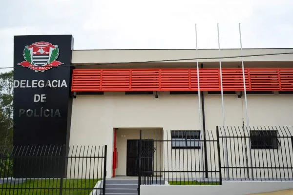 Imagem colorida mostra polícia civil - Metrópoles