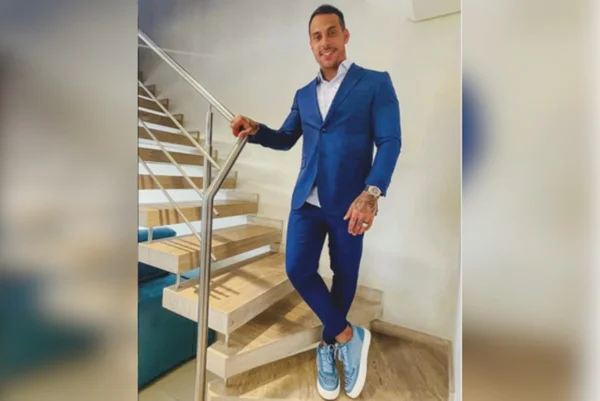 homem de terno azul