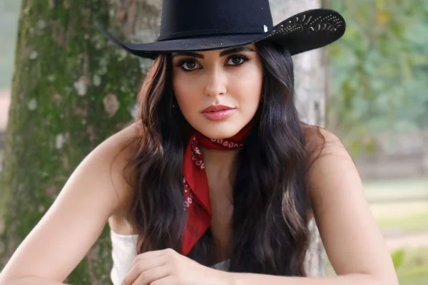 Poliana Roberta posa com look de cowgirl - Metrópoles