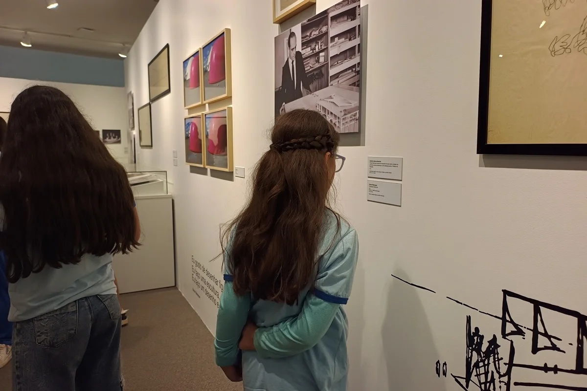 Alunos visitam a exposição todos os dias Alunos visitam a exposição todos os dias