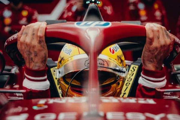 Lewis Hamilton ignora críticas e exalta nova dinâmica da Fórmula 1