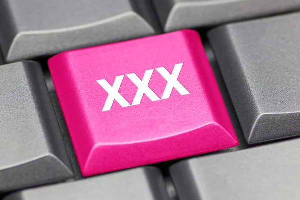 Teclado com tecla rosa com xxx - Metrópoles