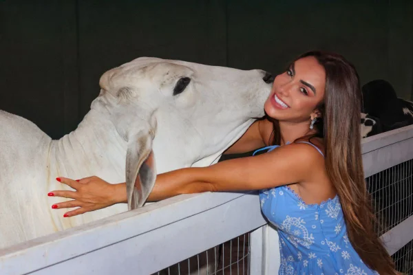 Nicole Bahls em seu sítio