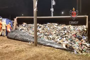 Parte da carga espalhada às margens da rodovia Parte da carga espalhada às margens da rodovia