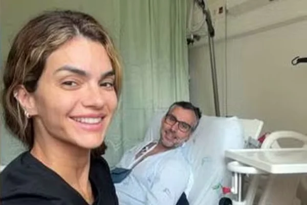Kelly Key no hospital com o marido, Mico Freitas, após ele sofrer AVC