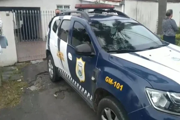 Jovem é esfaqueado pelo novo namorado da ex ao buscar objetos na casa dela