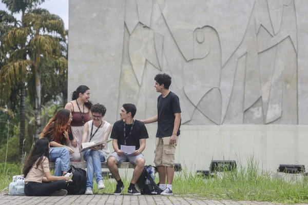 Imagem colorida de alunos da USP, faculdade contemplada pelo vestibular Fuvest - Metrópoles