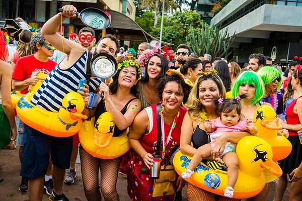 Se o governo não ajuda, façamos o nosso próprio Carnaval