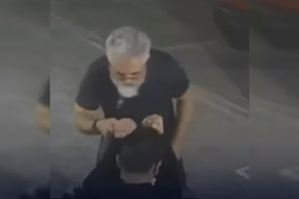 Pai é flagrado agredindo o filho cadeirante com socos em condomínio