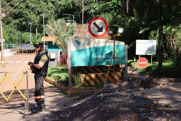 Entrada da mina da Vale que transbordou