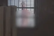 Perez Hilton é visto recebendo atendimento em casa após live com automutilação Perez Hilton é visto recebendo atendimento em casa após live com automutilação