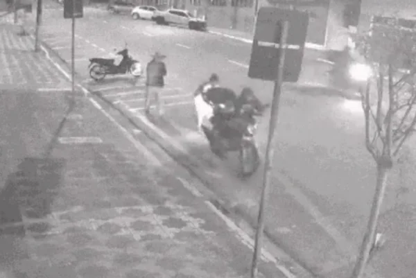 Adolescentes furtam moto - Metrópoles