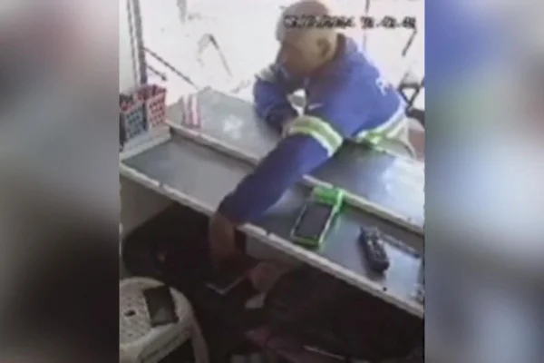 Homem suspeito com uniforme de trabalho furta celular no Guarujá