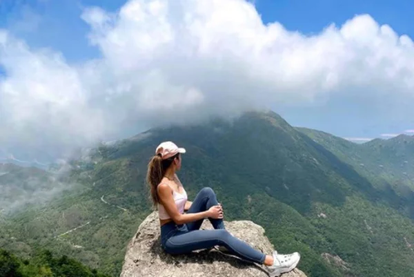 Mulher morre após tentar tirar selfie em cachoeira