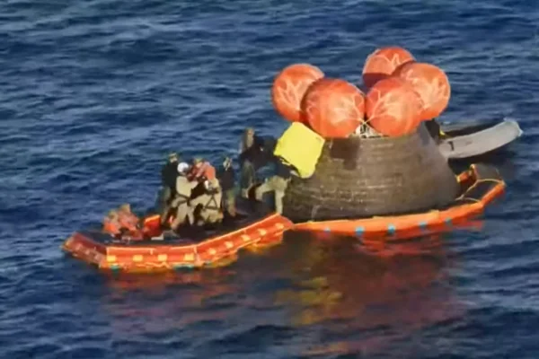 imagem colorida saída dos astronautas das Artemis II da cápsula que pousou no Oceano Pacífico
