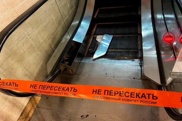 Escada rolante em que criança perdeu braço na Rússia