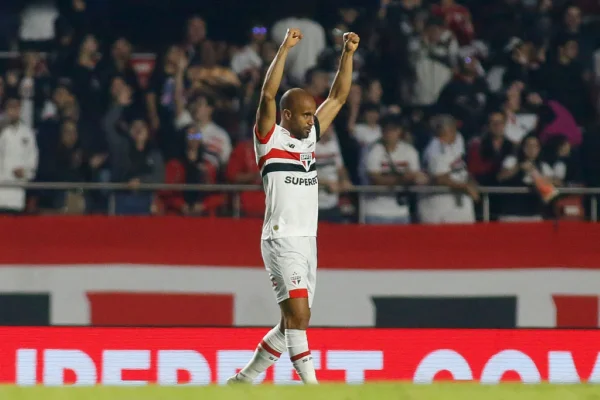 Imagem colorida de Lucas Moura comemorando gol do São Paulo contra o Grêmio- Metrópoles
