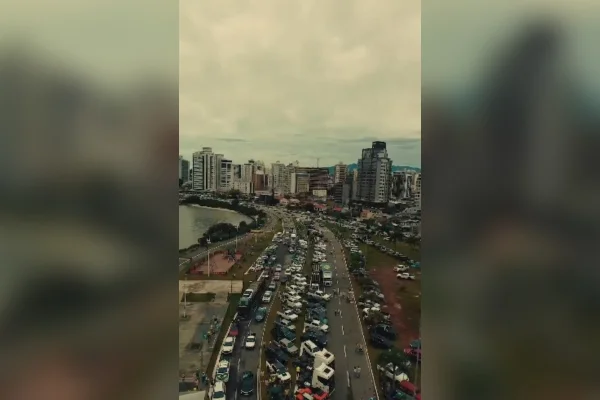 Imagem colorida mostra apoiadores de Flávio em “caminhonetaço” - Metrópoles