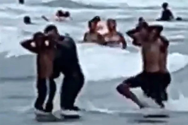 Adolescentes apreendidos no mar - Metrópoles