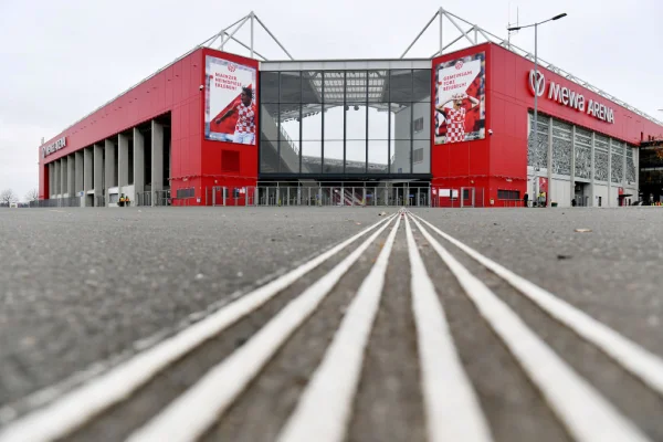 Imagem colorida do estádio do Mainz, na Alemanha- Metrópoles