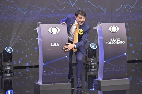 Candidato Renan Santos (Missão) aponta para púlpito de Lula (PT), ausente em primeiro debate