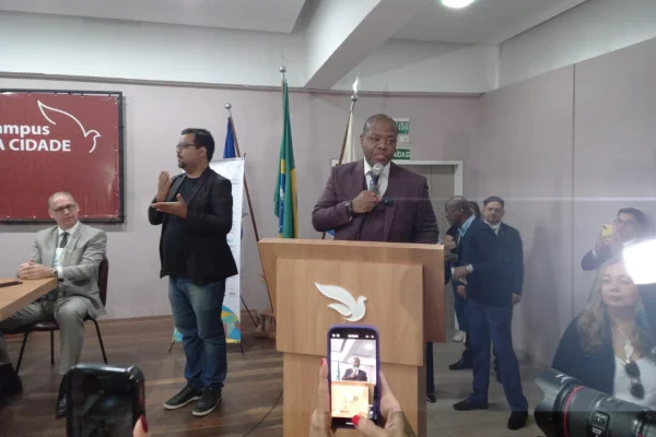 Imagem colorida de um ministro em um púlpito