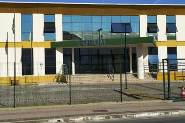 Fachada de Fórum em Santa Catarina - Metrópoles