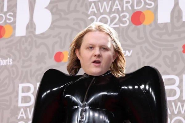 Foto colorida de Lewis Capaldi - Metrópoles