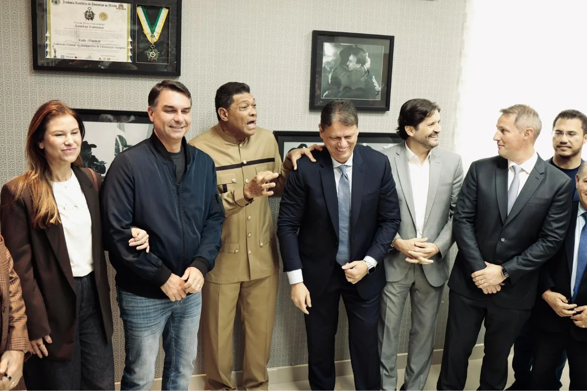 Flávio Bolsonaro, Valdemiro Santiago, Tarcísio de Freitas, André do Prado e Guilherme Derrite Flávio Bolsonaro, Valdemiro Santiago, Tarcísio de Freitas, André do Prado e Guilherme Derrite