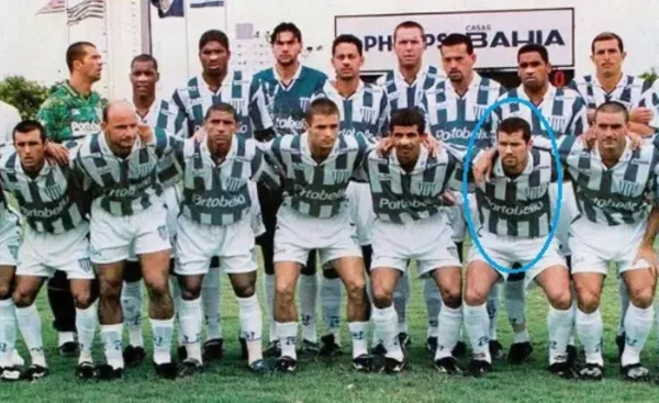 Imagem colorida de equipe campeã do Avaí em 1999- Metrópoles