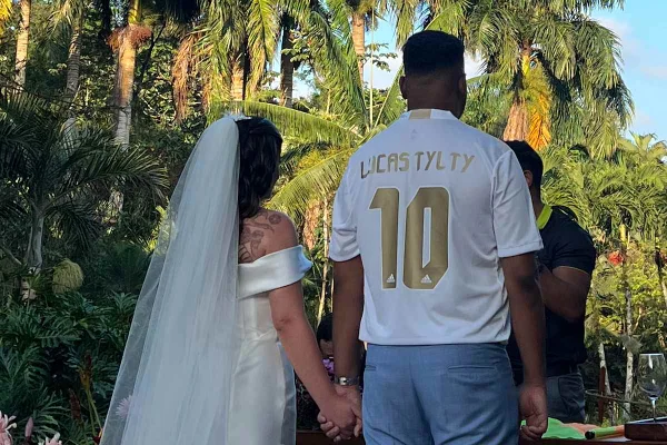Noivo e padrinhos entram em casamento com hino da Champions League