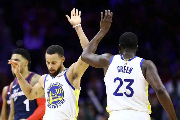 Imagem colorida de Curry cumprimentando colega -metrópoles