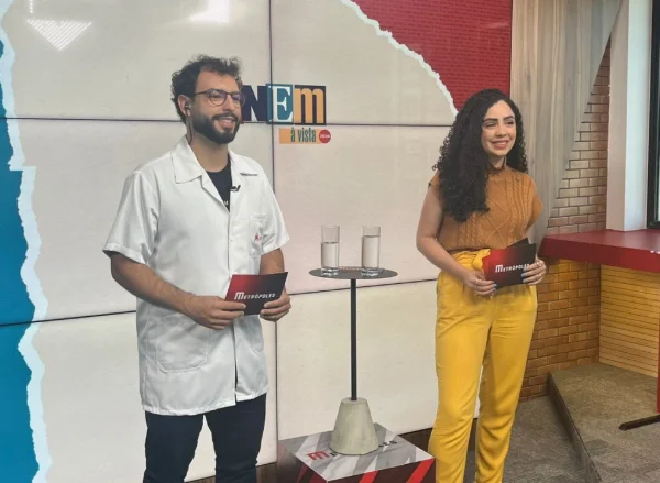 Foto colorida da gravação de um dos episódios do videocast Enem à Vista - Metrópoles
