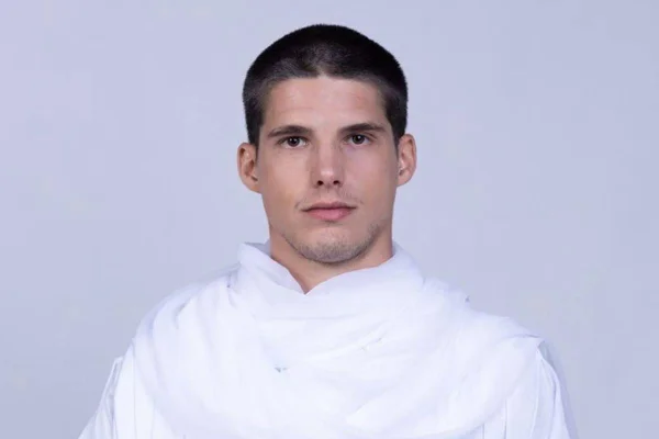 Gabriel Fop vive anjo Gabriel no teatro. Ele usa roupa branca - Metrópoles