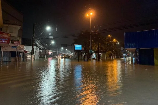 Imagem colorida de ruas alagadas em Ubatuba. Metrópoles
