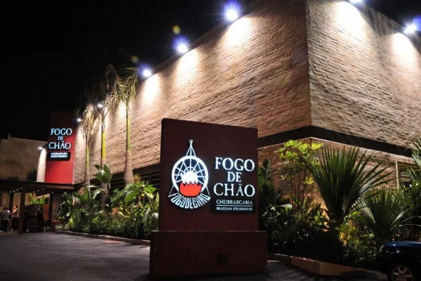Imagem da fachada da churrascaria Fogo de Chão, em foto tirada à noite - Metrópoles