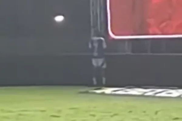 Dudu urina em placa de publicidade no estádio do Bragantino. Assista