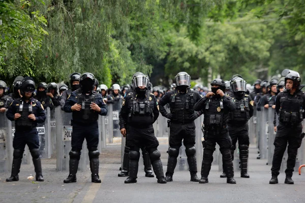 Imagem colorida de policiais mexicanos
