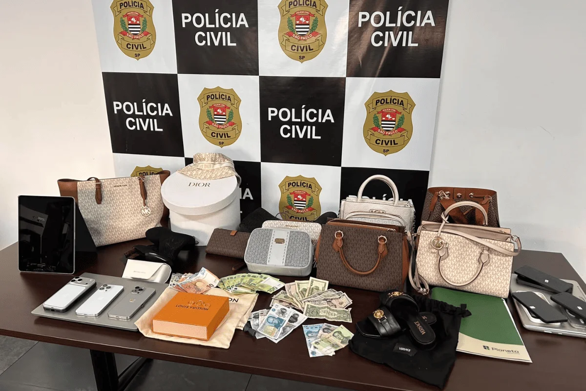 Na operação, foram apreendidos sapatos e bolsas de luxo, um apartamento e um BWM avaliado em R$ 500 mil Na operação, foram apreendidos sapatos e bolsas de luxo, um apartamento e um BWM avaliado em R$ 500 mil