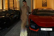 Kauana Bilhar posa ao lado de carros de luxo Kauana Bilhar posa ao lado de carros de luxo