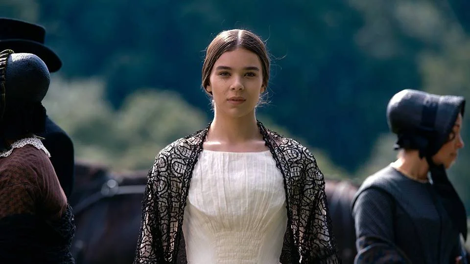 <strong>Dickinson:</strong> a série de comédia contará a história da famosa poetisa Emily Dickinson, que nasceu em 1830 e é considerada uma das maiores e mais originais poetas norte-americanas de todos os tempos. Dickinson será uma série de época, ambientada durante os anos de vida da artista, mas com sensibilidade e tom modernos <strong>Dickinson:</strong> a série de comédia contará a história da famosa poetisa Emily Dickinson, que nasceu em 1830 e é considerada uma das maiores e mais originais poetas norte-americanas de todos os tempos. Dickinson será uma série de época, ambientada durante os anos de vida da artista, mas com sensibilidade e tom modernos