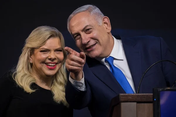 Esposa de Netanyahu é culpada de usar verba pública em jantar de luxo